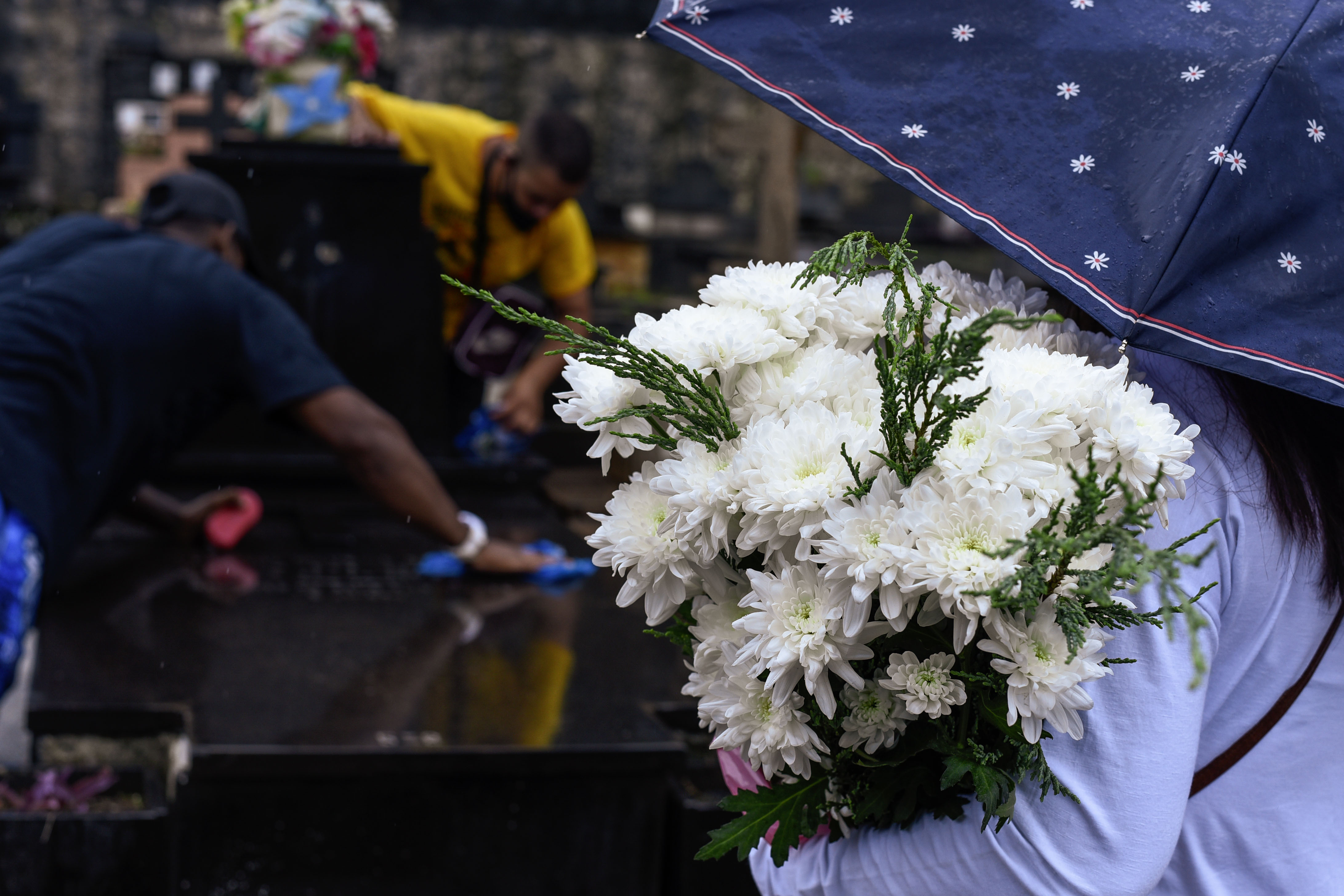 Movimentação na véspera do Dia de Finados no Cemitério de Santo Antônio
