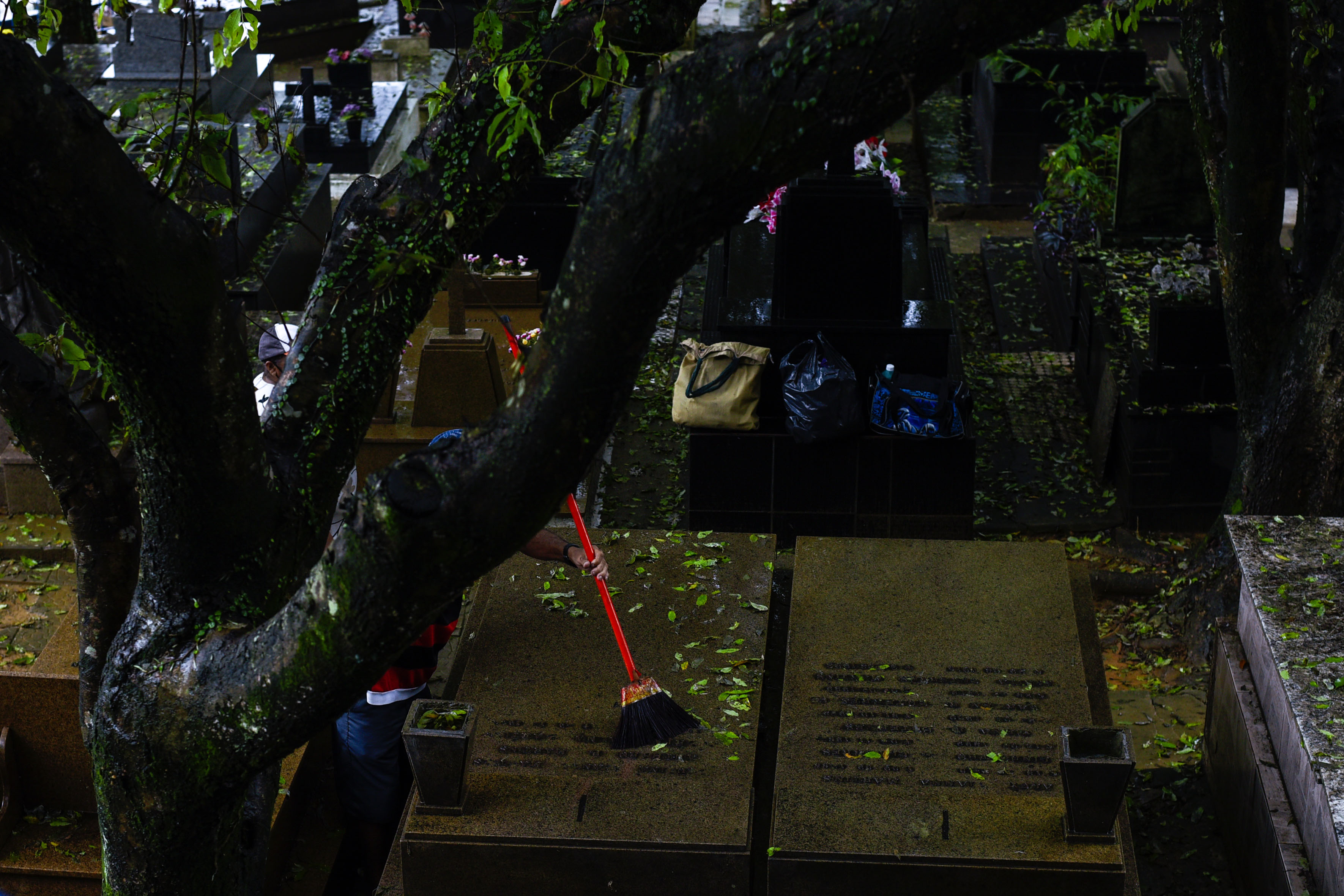 Movimentação na véspera do Dia de Finados no Cemitério de Santo Antônio