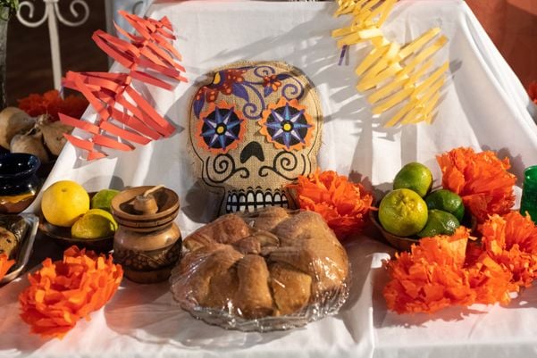 No México, famílias preparam mesas e altares com comidas e flores para receber a visita dos mortos