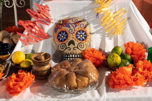 No México, famílias preparam mesas e altares com comidas e flores para receber a visita dos mortos