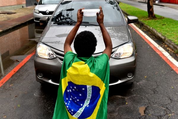 Leonardo Santos Araújo, 31, há 10 anos veio de Ilhéus, na Bahia para morar no ES, perdeu o emprego de auxiliar de cozinha em um restaurante da Serra e hoje mora na rua com a esposa que está grávida de seis meses. Para se alimentar,  pede ajuda no semáforo da Avenida João Santos Filho com a Avenida Vitória, na Ilha de Santa Maria, em Vitória 