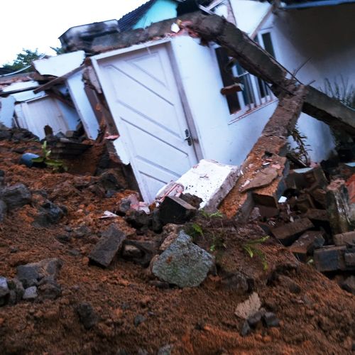 Segundo a Defesa Civil, alagamentos foram registrados em alguns pontos da cidade, mas a ocorrência de maior gravidade foi a casa atingida por muro de arrimo