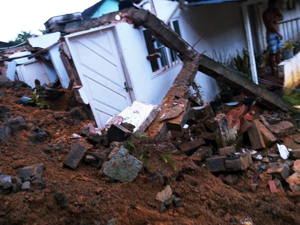 Muro de arrimo desaba sobre casa em João Neiva  por Defesa Civil de João Neiva 