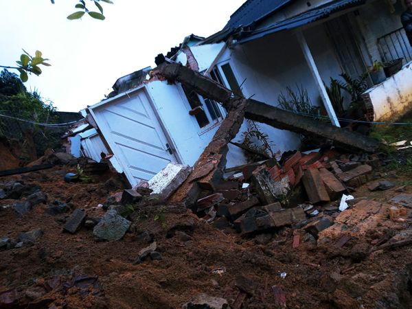 Muro de arrimo desaba sobre casa em João Neiva  por Defesa Civil de João Neiva 