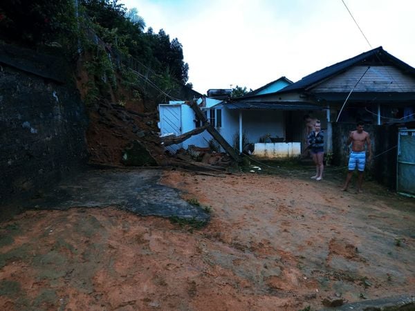 Muro de arrimo desaba sobre casa em João Neiva  por Defesa Civil de João Neiva 