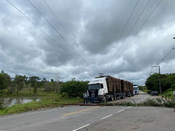 Por conta dos alagamentos, a ES 010, que dá acesso ao distrito de Barra do Riacho, foi fechada 