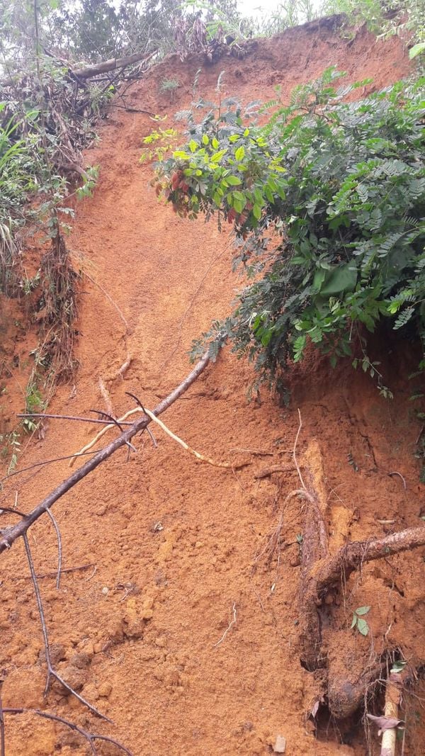 Queda de barrancos em Ecoporanga por Defesa Civil Municipal