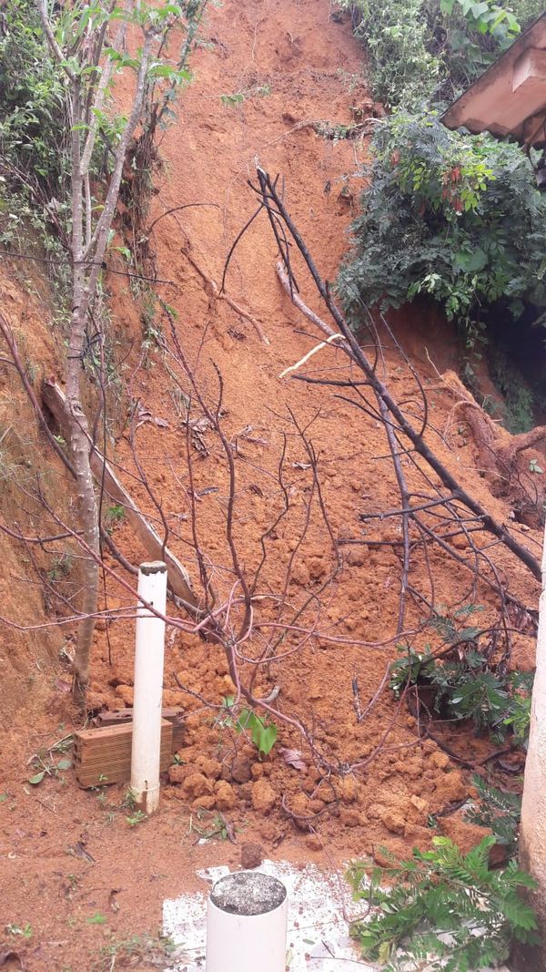 Queda de barrancos em Ecoporanga por Defesa Civil Municipal