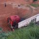 Imagem - Van e carreta caem em barranco em acidente na Rodovia do Contorno