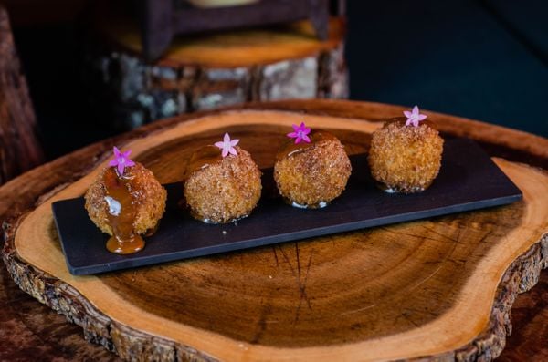 Aranchurros, bolinho de arroz doce com recheio de doce de leite do Menu de Primavera do restaurante Oriundi por Marcelle Louback