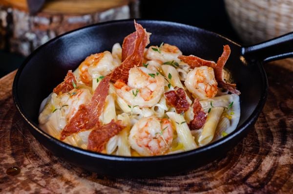 Camarões flambados sobre penne na fonduta de brie e emmenthal com crispy de Parma do Menu de Primavera do restaurante Oriundi por Marcelle Louback