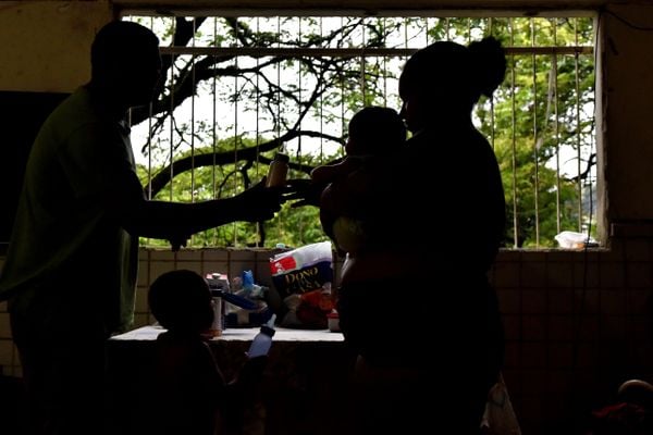 Justiça dá 10 dias para famílias sem casa desocuparem escola desativada Jacinta Soares de Souza Lima, no Romão, em Vitória por Fernando Madeira