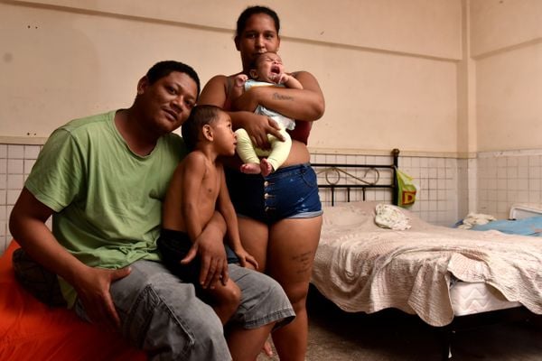 Justiça dá 10 dias para famílias sem casa desocuparem escola desativada Jacinta Soares de Souza Lima, no Romão, em Vitória por Fernando Madeira