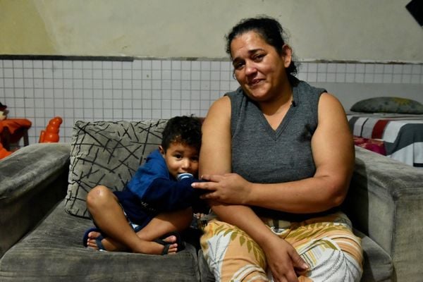 Justiça dá 10 dias para famílias sem casa desocuparem escola desativada Jacinta Soares de Souza Lima, no Romão, em Vitória por Fernando Madeira