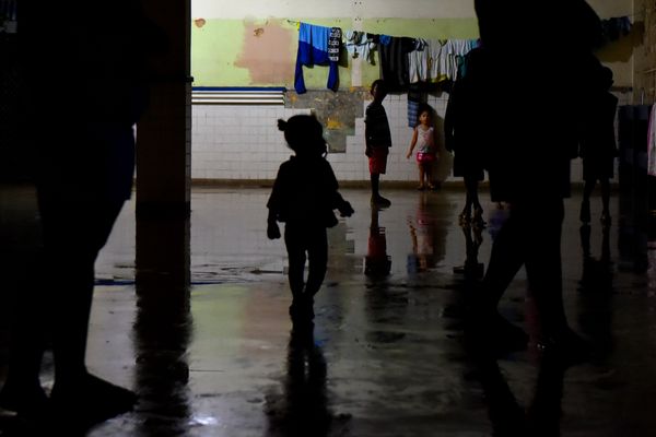 Justiça dá 10 dias para famílias sem casa desocuparem escola desativada Jacinta Soares de Souza Lima, no Romão, em Vitória por Fernando Madeira