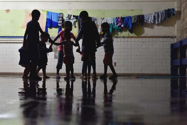 Justiça dá 10 dias para famílias sem casa desocuparem escola desativada Jacinta Soares de Souza Lima, no Romão, em Vitória por Fernando Madeira