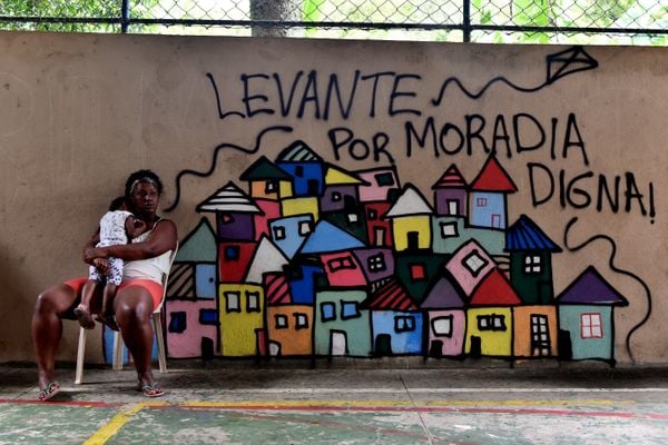 Justiça dá 10 dias para famílias sem casa desocuparem escola desativada Jacinta Soares de Souza Lima, no Romão, em Vitória por Fernando Madeira