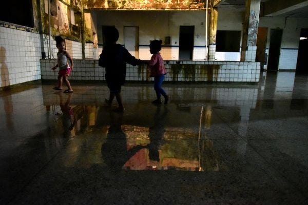 Justiça dá 10 dias para famílias sem casa desocuparem escola desativada Jacinta Soares de Souza Lima, no Romão, em Vitória por Fernando Madeira