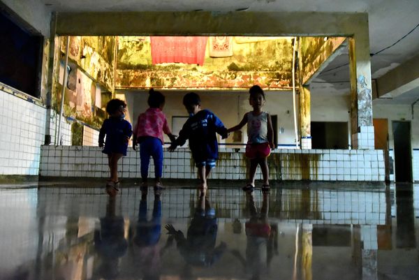 Justiça dá 10 dias para famílias sem casa desocuparem escola desativada Jacinta Soares de Souza Lima, no Romão, em Vitória por Fernando Madeira