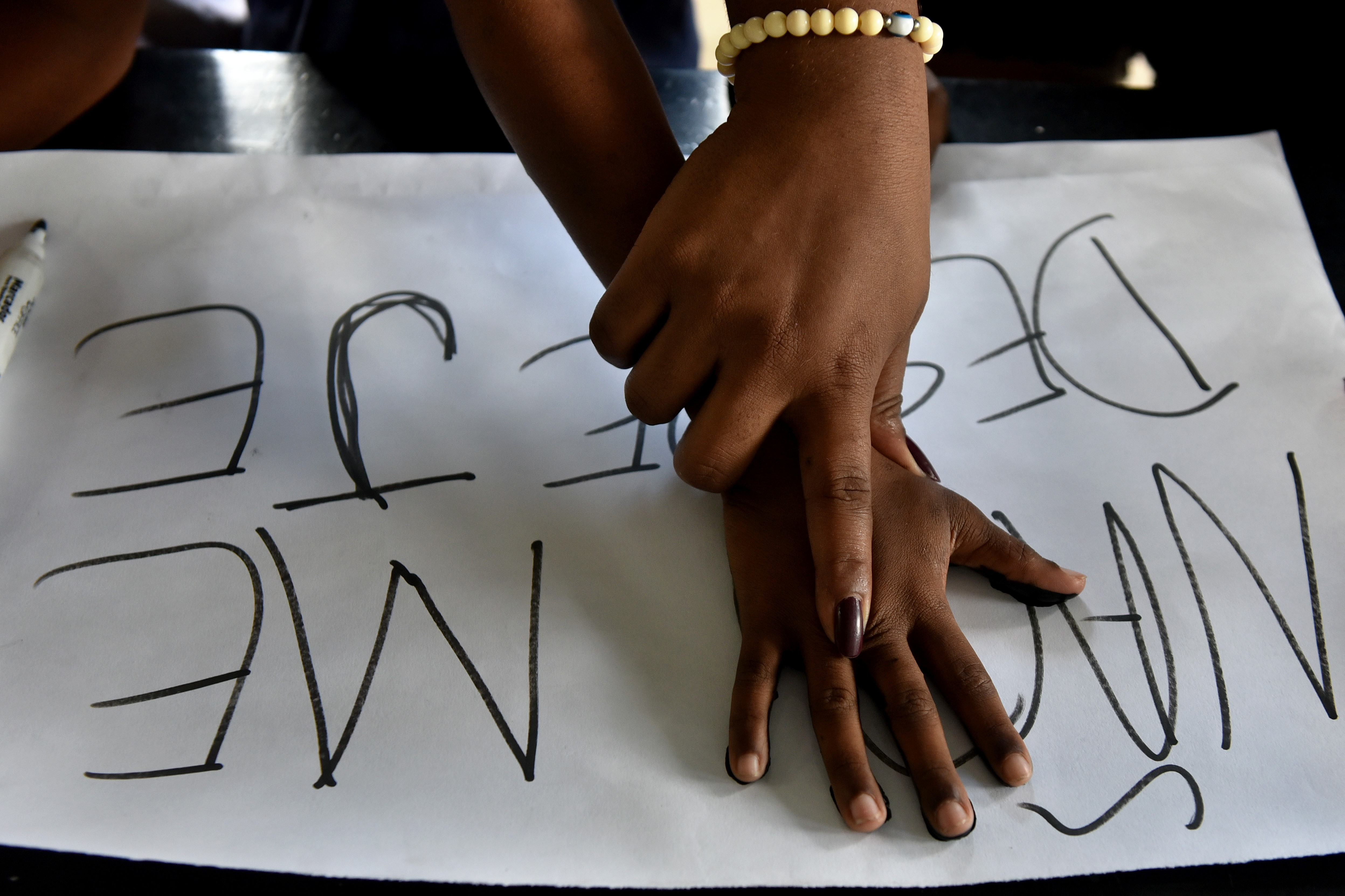  Moradores da Ocupação Chico Prego pintam cartazes para o ato que vai acontecer hj em frente na Câmara de vereadores de Vitória 