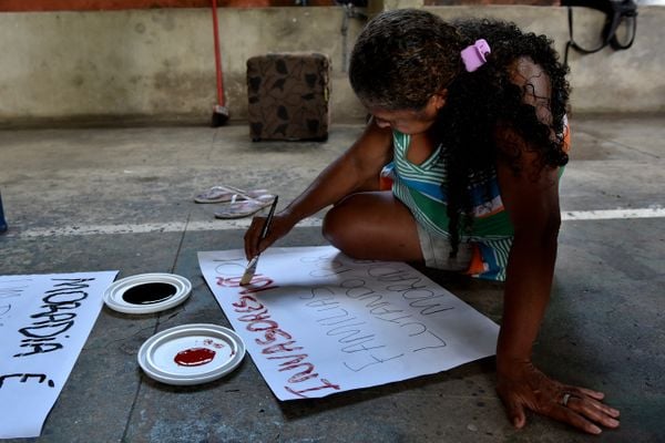 Justiça dá 10 dias para famílias sem casa desocuparem escola desativada Jacinta Soares de Souza Lima, no Romão, em Vitória por Fernando Madeira