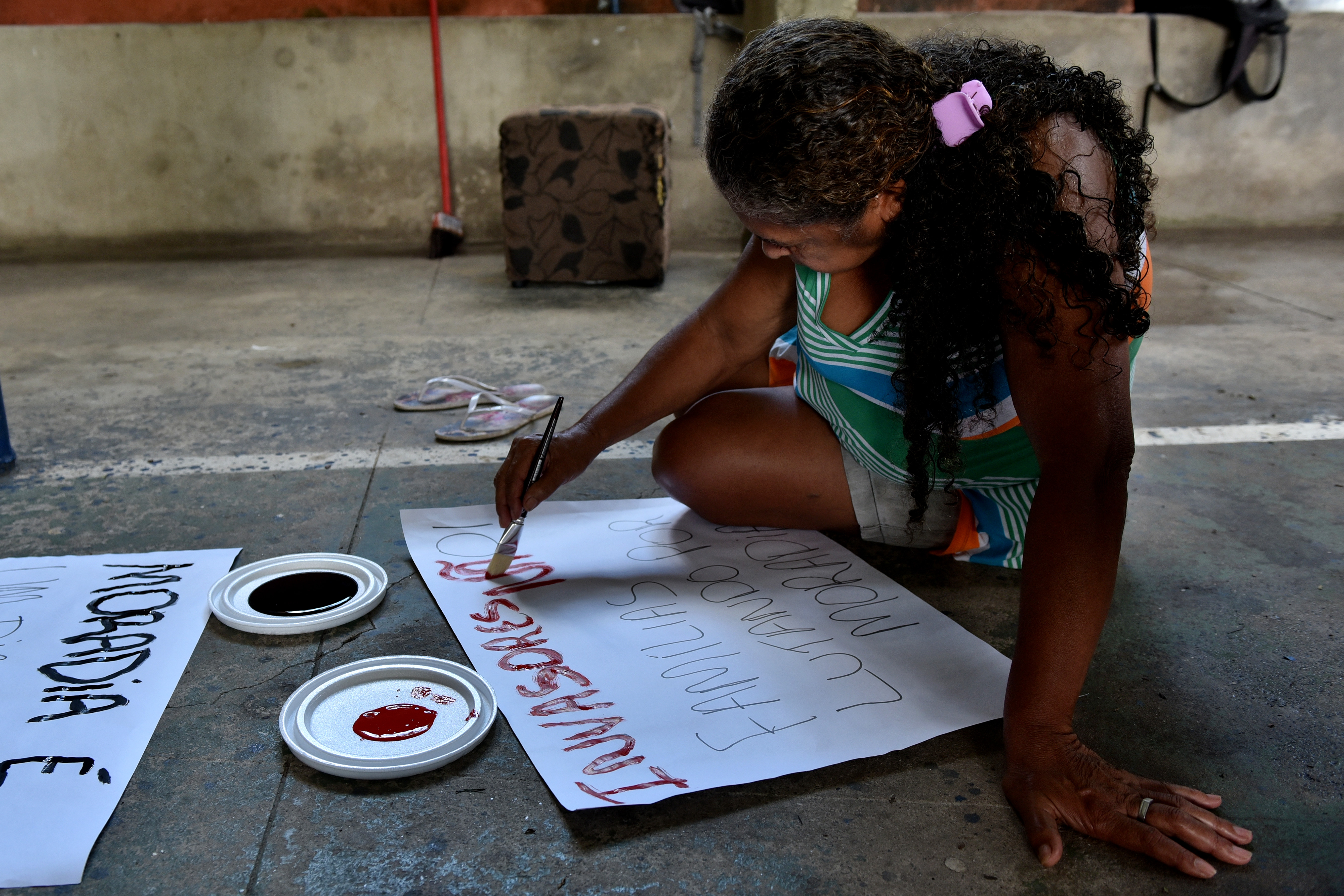  Moradores da Ocupação Chico Prego pintam cartazes para o ato que vai acontecer hj em frente na Câmara de vereadores de Vitória 