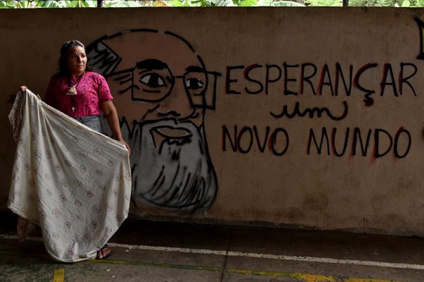 Justiça dá 10 dias para famílias sem casa desocuparem escola desativada Jacinta Soares de Souza Lima, no Romão, em Vitória por Fernando Madeira
