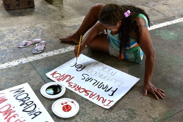 Justiça dá 10 dias para famílias sem casa desocuparem escola desativada Jacinta Soares de Souza Lima, no Romão, em Vitória por Fernando Madeira