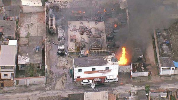 Incêndio atingiu um depósito de gás em Duque de Caxias (RJ)