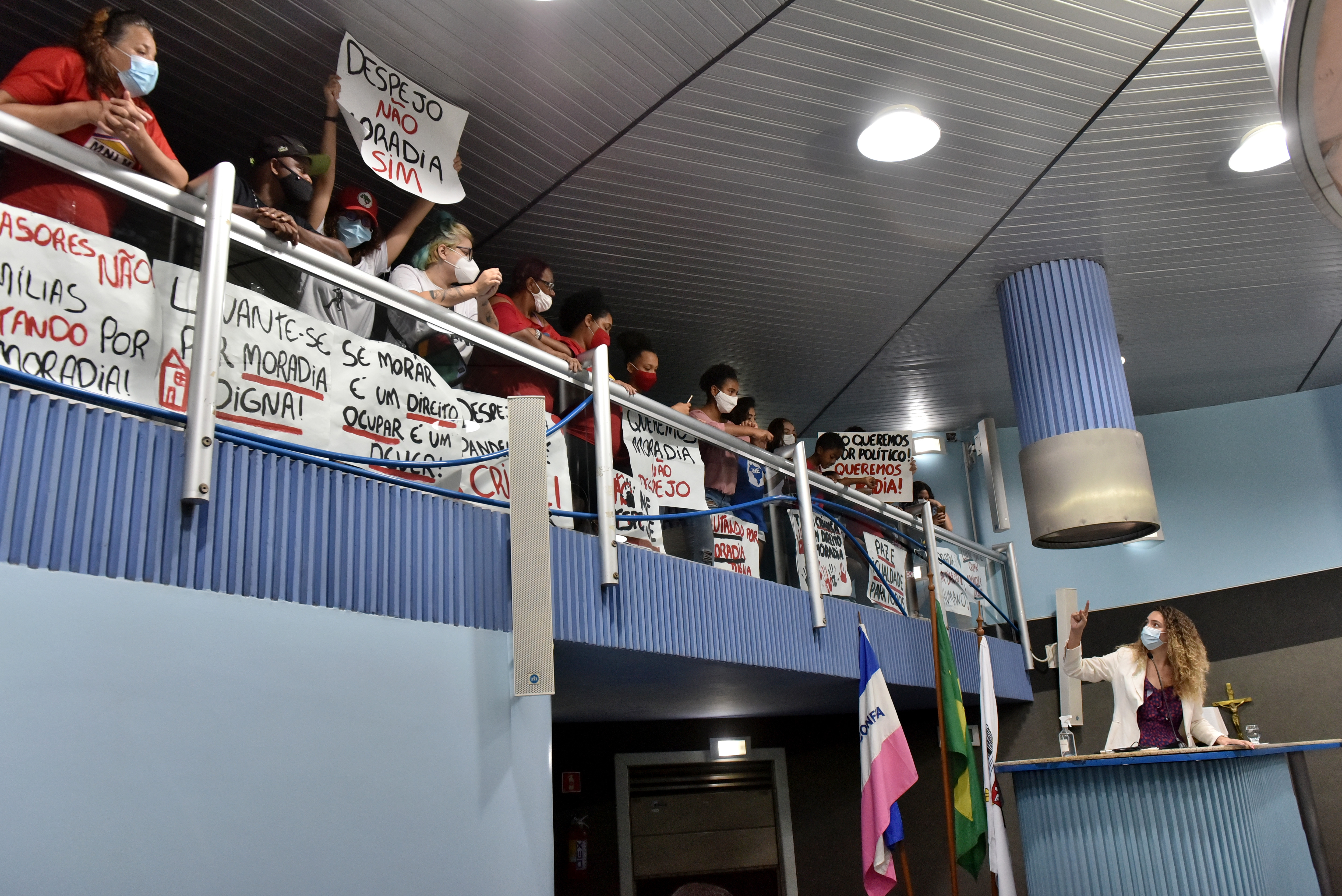 Moradores da Ocupação Chico Prego, antiga escola Jacinta Soares de Souza, no Romão, fazem protesto durante sessão na Câmara de vereadores de Vitória