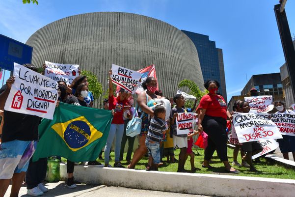 Moradores de ocupação fazem protesto na frente da Prefeitura de Vitória por Fernando Madeira