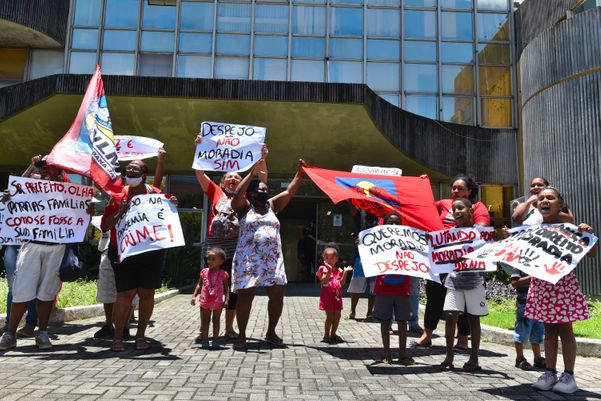 Moradores de ocupação fazem protesto na frente da Prefeitura de Vitória por Fernando Madeira