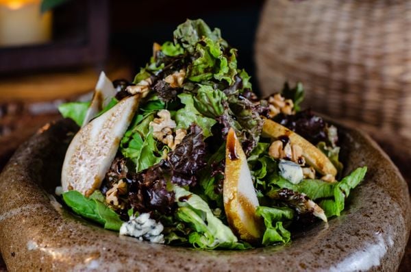 Salada verde com pera, gorgonzola, nozes e balsâmico do Menu de Primavera do restaurante Oriundi por Marcelle Louback