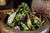 Salada verde com pera, gorgonzola, nozes e balsâmico do Menu de Primavera do restaurante Oriundi