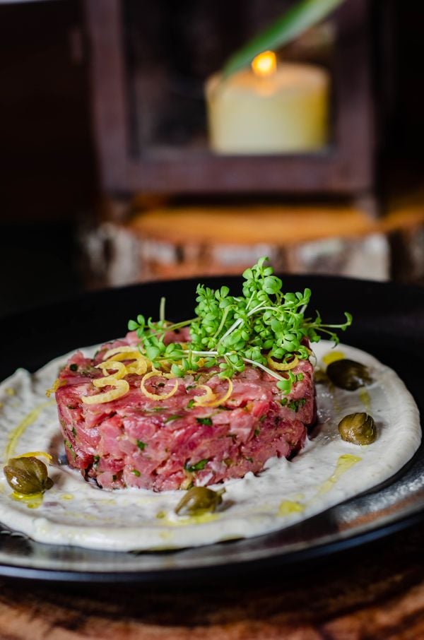 Steak tartare trufado sobre molho tonnato do Menu de Primavera 2021 do restaurante Oriundi por Marcelle Louback