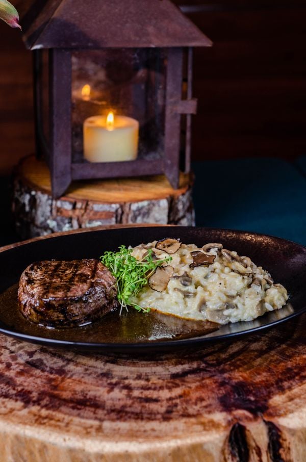 Tornedor de filé ao molho marsala com risoto de trufas e cogumelos do Menu de Primavera do restaurante Oriundi por Marcelle Louback