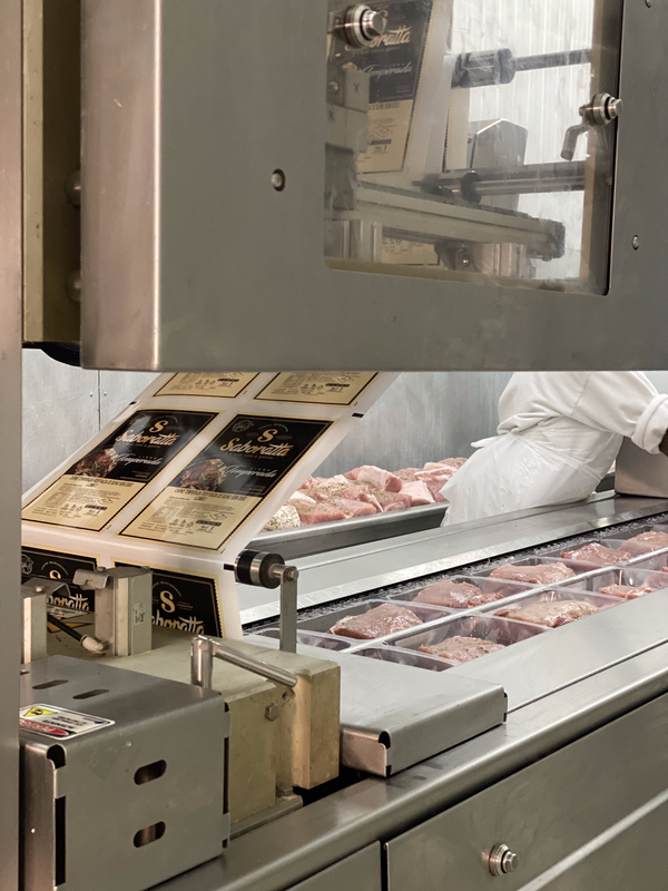 A nova Mortadela Saboratta defumada seguirá a mesma linha de suavidade no paladar e gostinho de produtos caseiros da marca, com os processos mais naturais possíveis.