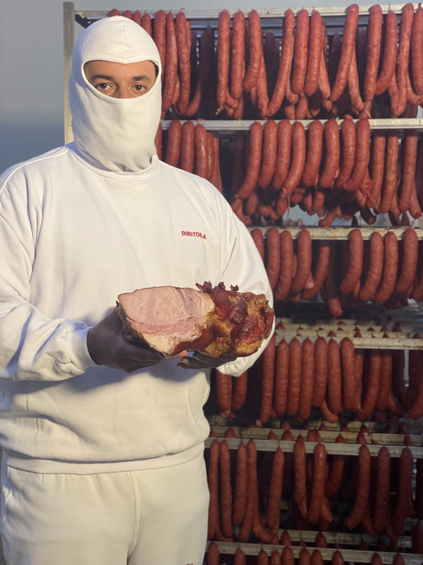 A Saboratta produz mais de 150 toneladas de produtos, entre eles linguiça para churrasco, calabresa, temperados, bacon e carne in natura.