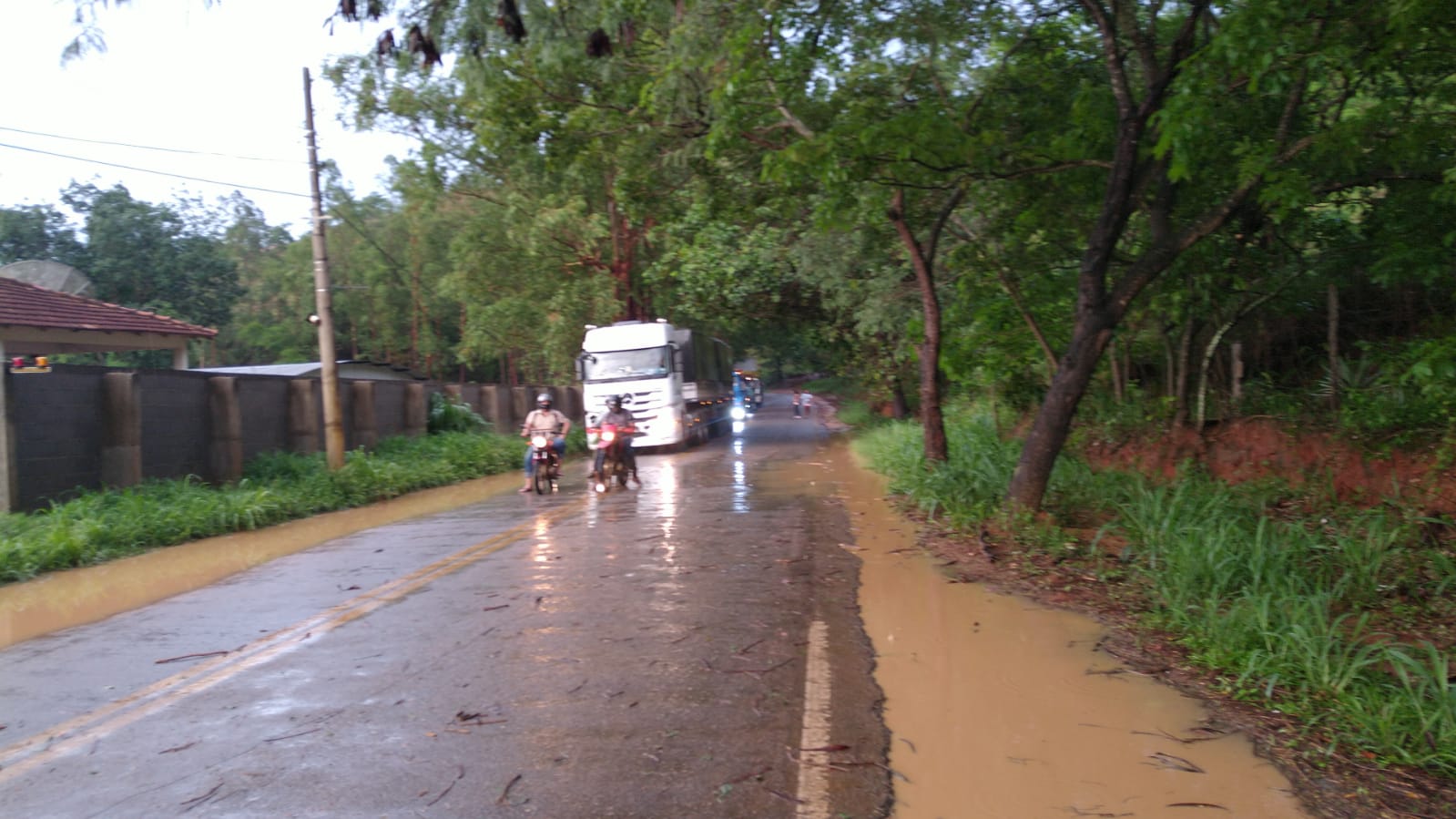Chuva causa estragos em Itarana, Noroeste do Estado.
