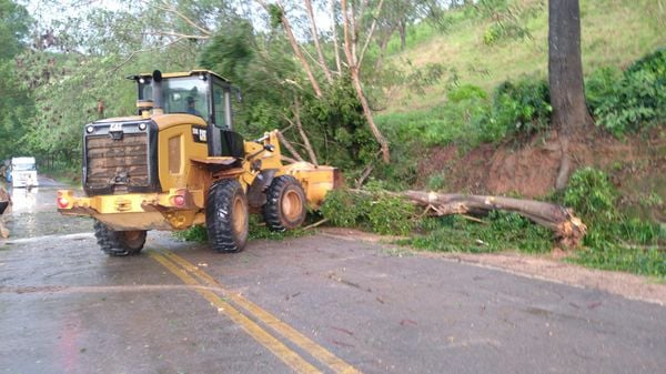 Chuva causa estragos em Itarana, Noroeste do Estado. por Defesa Civil | Itarana