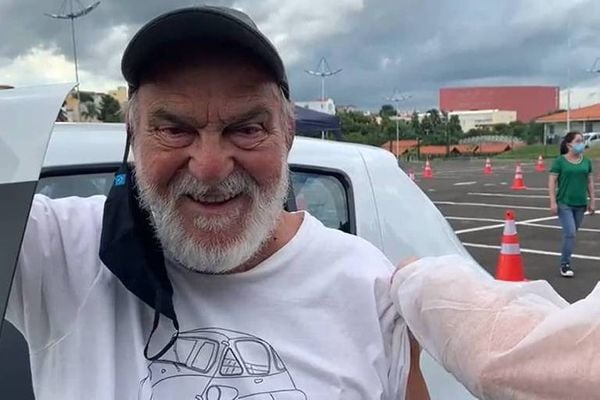 Lima Duarte tomando vacina contra a Covid