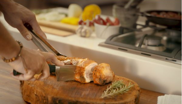O bacon da Saboratta é produzido com teores menores de sódio e gordura, o que garante mais carne na peça e proporciona um gosto mais suave ao paladar do consumidor. Crédito: Saboratta/Divulgação