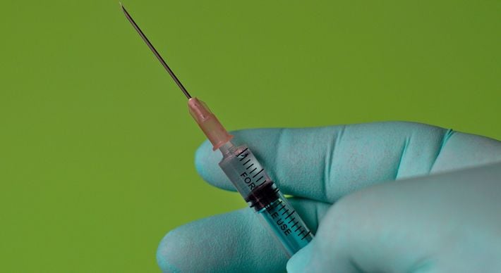 Promessa de doses adicionais da vacina surge no momento em que se intensificam as preocupações com a disseminação de uma nova variante, a ômicron
