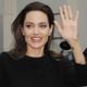 Angelina Jolie faz aceno durante visita a Paris, na França