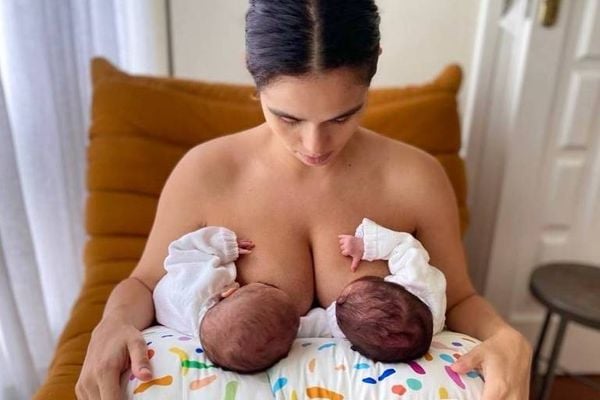 A atriz Nanda Costa amamentando suas filhas Kim e Tiê 