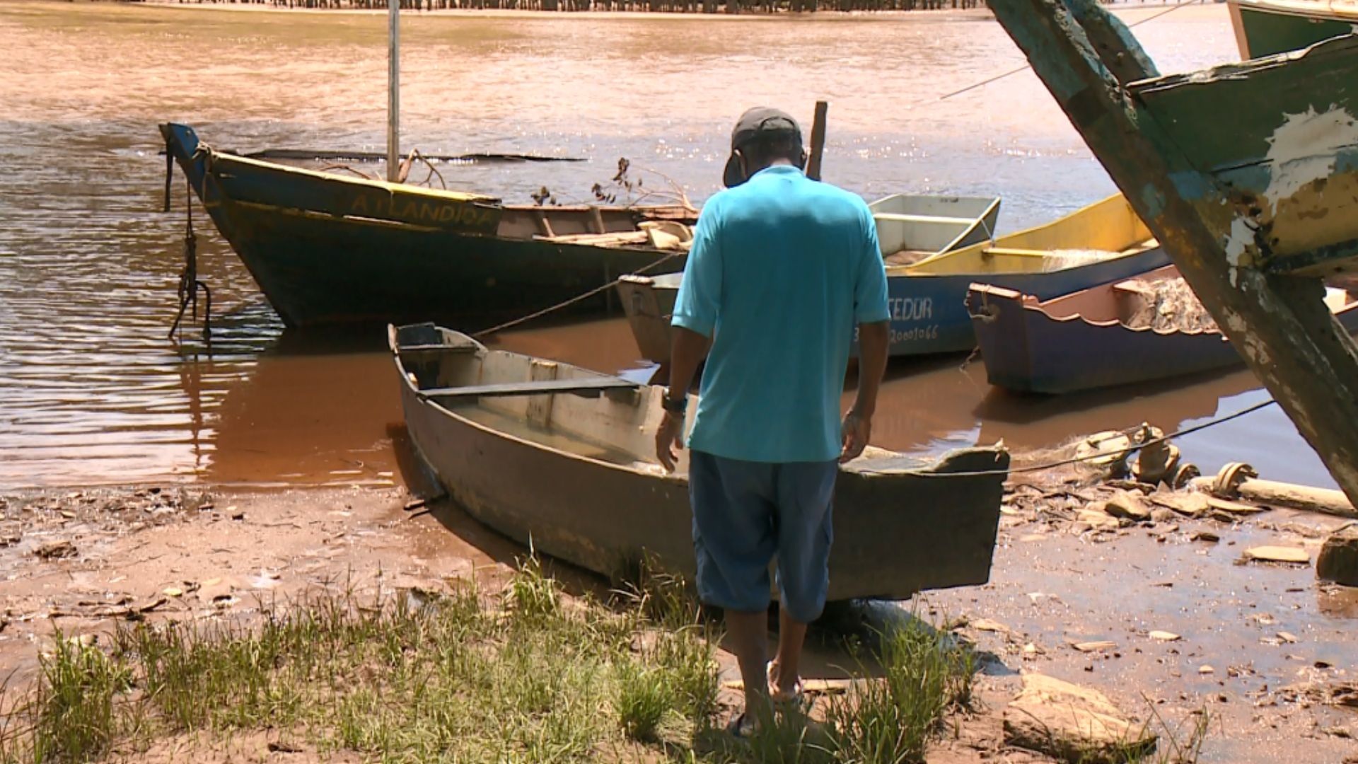 Os barcos parados são reflexo da contaminação das águas por metais que vieram com a lama. Crédito: Juliano Gomes