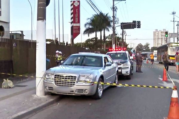 O carro do casal morto a tiros acabou batendo em um poste 
