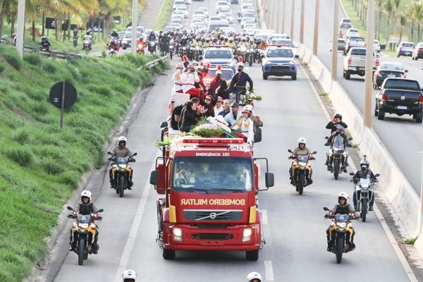 Cortejo fúnebre de Marília Mendonça percorreu ruas de Goiânia. Cantora foi uma das vítimas fatais em queda de avião em Minas Gerais