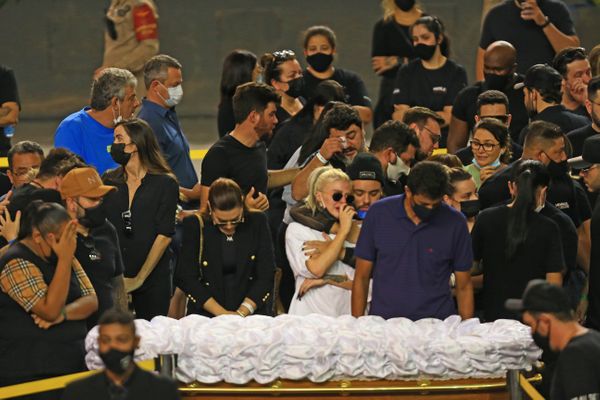 Familiares e fãs no velório do corpo da cantora Marília Mendonça