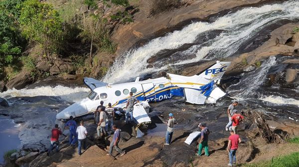 Marília Mendonça e quatro pessoas morreram na queda de um avião em uma área perto de Caratinga, em Minas Gerais